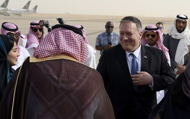 Le secrétaire d'État américain Mike Pompeo arrive à l'aéroport international King Khalid dans la capitale saoudienne, Ryad, le 19 février 2020. (Crédit : ANDREW CABALLERO-REYNOLDS / POOL / AFP)
