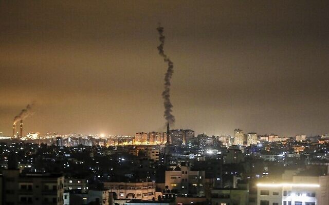 La fumée d'une roquette tirée par les terroristes palestiniens au-dessus de la bande de Gaza, le 23 février 2020. (Crédit : Mahmud Hams/AFP)