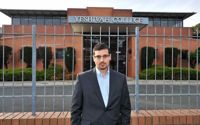 Manny Waks devant le Yeshivah College de Melbourne. (Crédit : News Corp. Autorisation de Manny Waks)