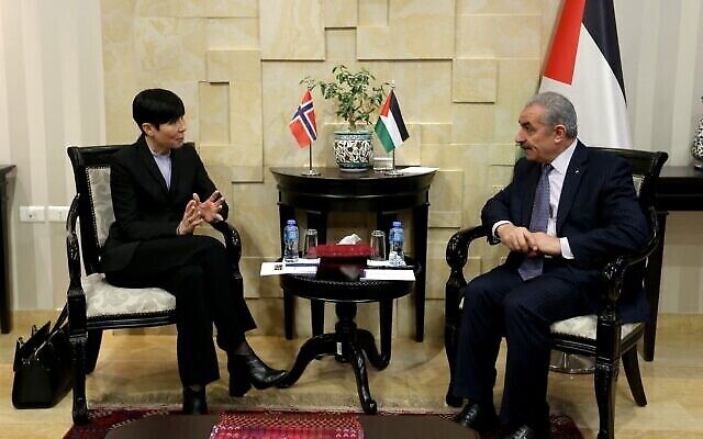 Le Premier ministre de l'Autorité palestinienne Mohammed Shtayyeh et la ministre des Affaires étrangères Ine Eriksen Soreide se rencontrent à Ramallah le 20 février 2020. (Crédit : Wafa)