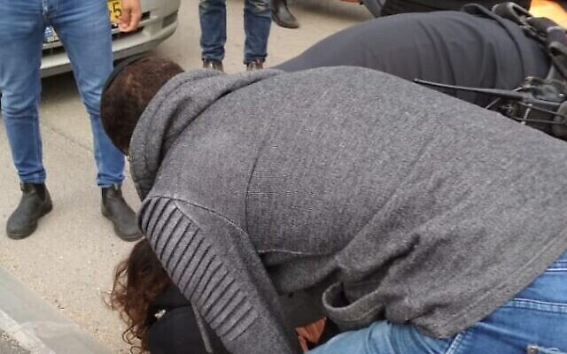 Une femme soupçonnée d'une attaque au couteau sur la promenade Armon Hanatziv de Jérusalem, le 21 février 2020. (Crédit : ZAKA)