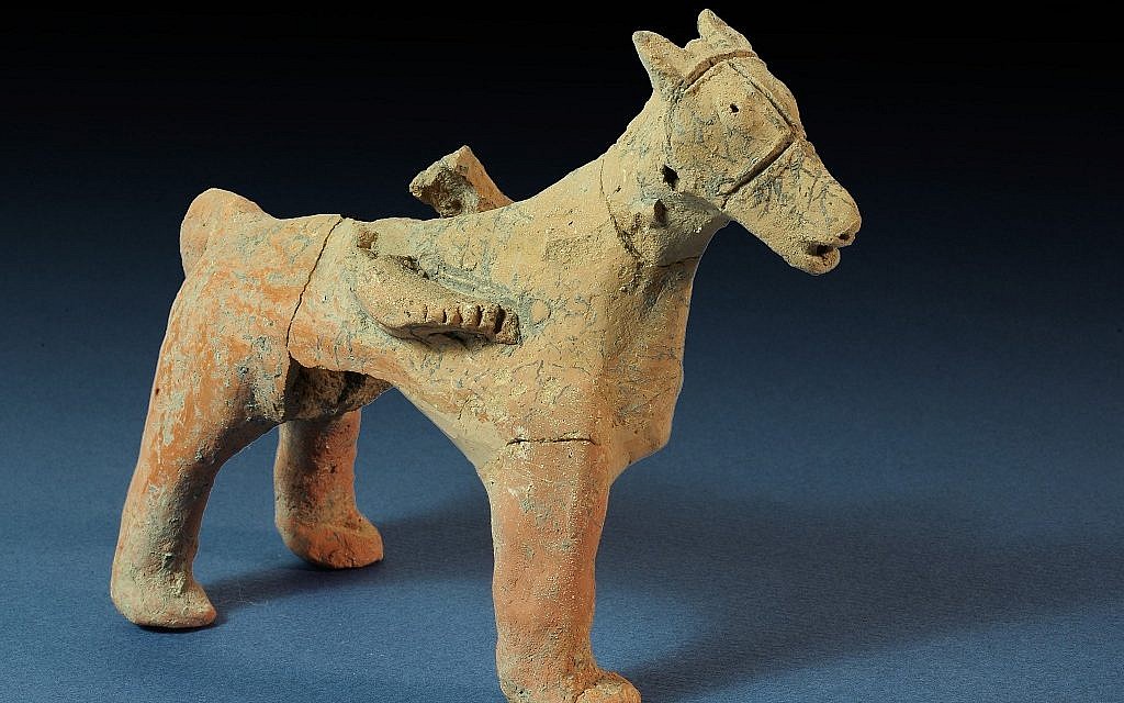 Figurine représentant un cheval découverte au  temple de Motza (Crédit : Clara Amit/IAA)