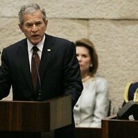 Illustration : L'ancien président américain George W. Bush prend la parole lors d'une session spéciale de la Knesset, le 15 mai 2008. (Crédit photo : AP/Ariel Schalit/pool)