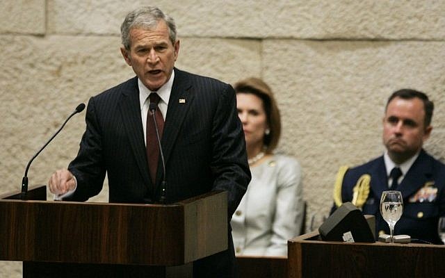 Illustration : L'ancien président américain George W. Bush prend la parole lors d'une session spéciale de la Knesset, le 15 mai 2008. (Crédit photo : AP/Ariel Schalit/pool)