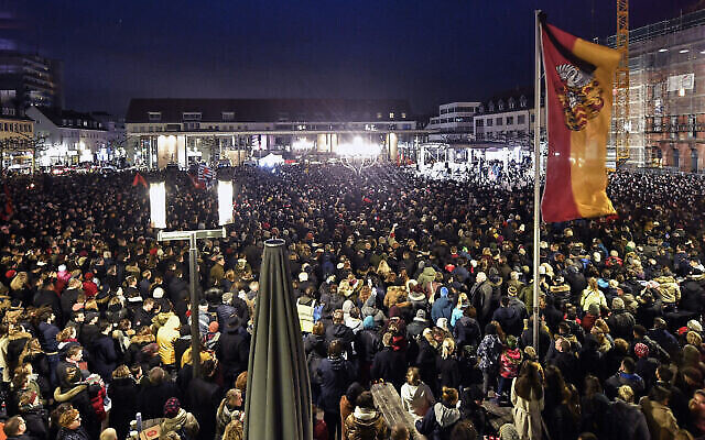 Des milliers de personnes écoutent le président allemand Frank-Walter Steinmeier lors d'un deuil sur la place du marché pour les victimes de la fusillade à Hanau, en Allemagne, le jeudi 20 février 2020. (Crédit : AP Photo/Martin Meissner)