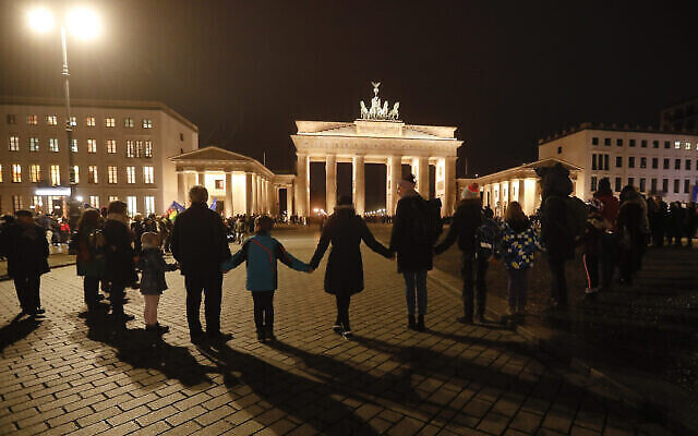 Veillée pour les victimes de la fusillade raciste de Hanau, devant la porte de Brandenburg à Berlin, le 20 février 2020 (Crédit : AP Photo/Markus Schreiber)