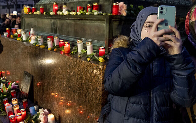 Veillée pour les victimes de la fusillade raciste de Hanau, devant la porte de Brandenburg à Berlin, le 20 février 2020 (Crédit : AP Photo/Markus Schreiber)