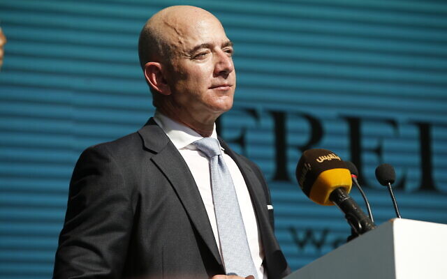 Le propriétaire du Washington Post et directeur-général d'Amazon Jeff Bezos s'exprime pendant une cérémonie aux abords du consulat d'Arabie saoudite à Istanbul lors du premier anniversaire de la mort du journaliste saoudien Jamal Khashoggi, le 2 octobre 2019 (Crédit : Lefteris Pitarakis/AP)
