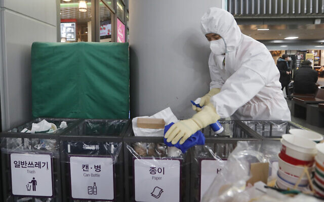 Un employé travaille pour prévenir la propagation d'un nouveau coronavirus à la station Suseo à Séoul, en Corée du Sud, le 24 janvier 2020. (Ahn Young-joon/AP)