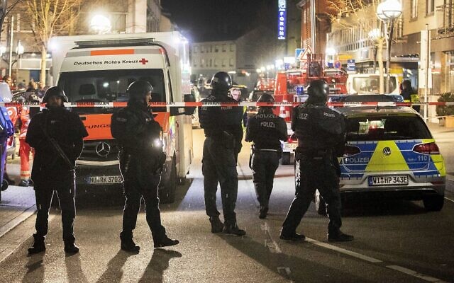 La police monte la garde sur les lieux d'une fusillade, à Hanau, en Allemagne, le 20 février 2020. (Crédit : AP Photo/Michael Probst)