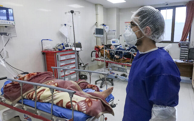 Une infirmière s'occupe des patients dans un service dédié aux personnes infectées par le coronavirus, à l'hôpital Forqani de Qom, Iran, 26 février 2020 (Crédit : Mohammad Mohsenzadeh/Mizan News Agency via AP )
