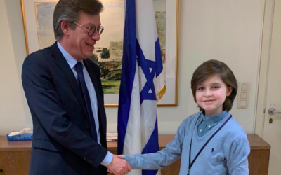 Emmanuel Nahshon, ambassadeur d’Israël à Bruxelles, et Laurent Simons, jeune Belge âgé de 9 ans. (Crédit : Twitter / Emmanuel Nahshon)