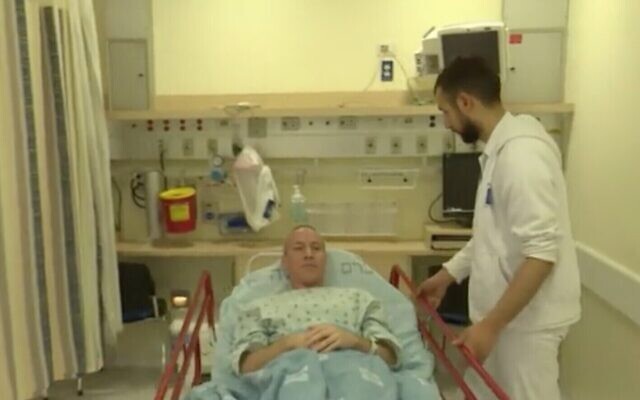 Cazpture d'écran d'une vidéo du député de Kakhol lavan,  Chili Tropper à l'hôpital pour un don de rein, le 2 janvier 2020 (Capture d'écran : Douzième chaîne)