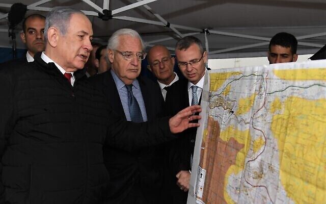 Le Premier ministre Benjamin Netanyahu (G) et l'ambassadeur américain en Israël David Friedman (2e G) dans l'implantation d'Ariel, au nord de la Cisjordanie, le 24 février 2020. (Crédit : David Azagury/ Ambassade des États-Unis à Jérusalem)