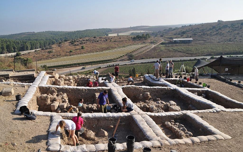 Des archéologues fouillant les vestiges de la cité biblique de Lachish, où une inscription en alphabet cananéen datant du 12e siècle avant l'ère commune a été retrouvée en 2014. (Autorisation de Yossi Garfinkel, Université hébraïque)