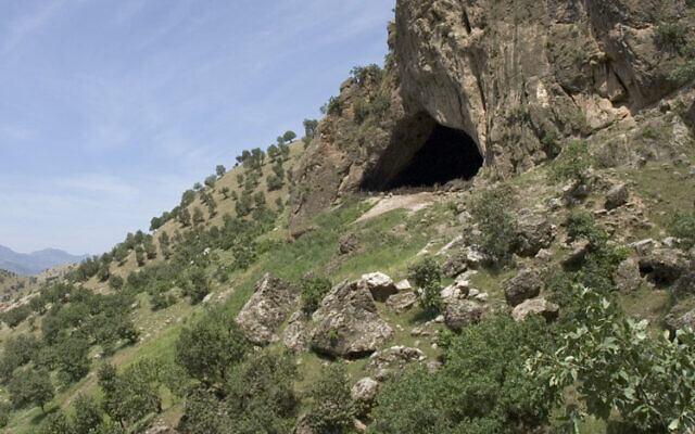 L'extérieur de la grotte de Shanidar, dans le nord de l'Irak, en 2005 (Crédit : CC BY JosephV/Wikimedia Commons)