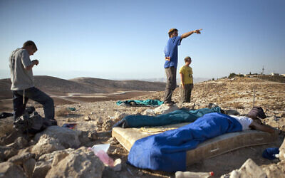 Des Jeunes des collines se réveillent dans l'avant-poste d'Inbalim, en Cisjordanie, le 8 juillet 2009 (Crédit :Matanya Tausig/FLASH90)