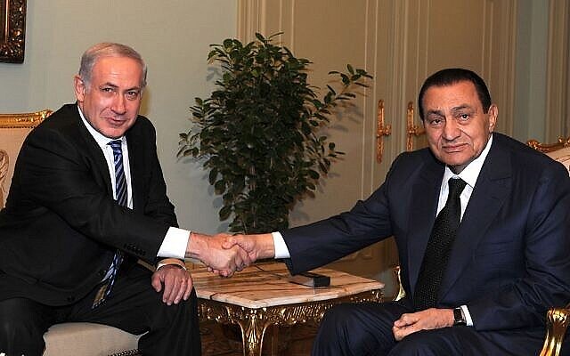 Benjamin Netanyahu et le président égyptien Hosni Moubarak au Caire, en juillet 2010. (Crédit : Moshe Milner/Government Press Office/Flash90)