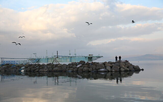 Vue de la mer de Galilée depuis la promenade de la plage dans la ville de Tibériade, au nord d'Israël, le 30 janvier 2020. (David Cohen/Flash90)