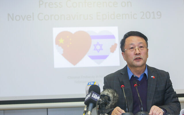 Une conférence de presse à l'ambassade de Chine à Tel-Aviv avec le diplomate Dai Yuming sur le coronavirus, qui est originaire de Chine et s'est répandu dans le monde entier, le 2 février 2020. (Crédit : Flash90)
