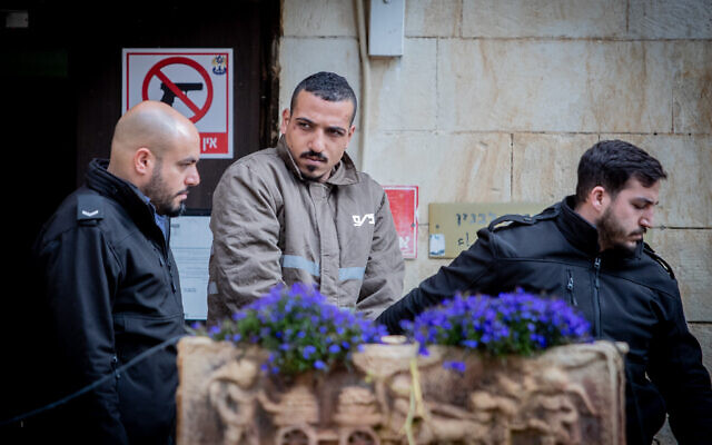 Sanad Al-Turman, suspect de l'attaque à la voiture-bélier commise à Jérusalem le 6 février 2020, est transféré de la prison au tribunal de Jérusalem, le 7 février 2020. (Crédit : Yonatan Sindel/Flash90)