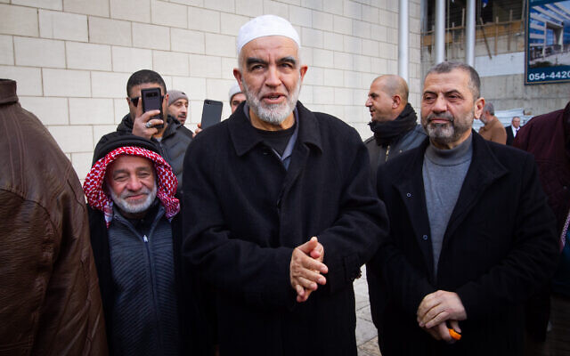 Le cheikh Raed Salah, chef de la branche nord du Mouvement islamique en Israël, arrive pour une audience au tribunal à Haïfa le 10 février 2020. (Crédit : Flash90)