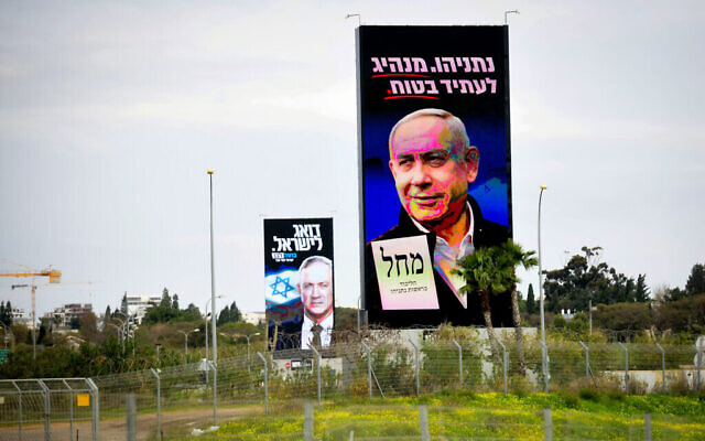 Panneaux d'affichage de campagne électorale pour le Likud et le Premier ministre Benjamin Netanyahu (à droite) et le président de Kakhol lavan Benny Gantz, à Tel Aviv le 24 février 2020. (Flash90)