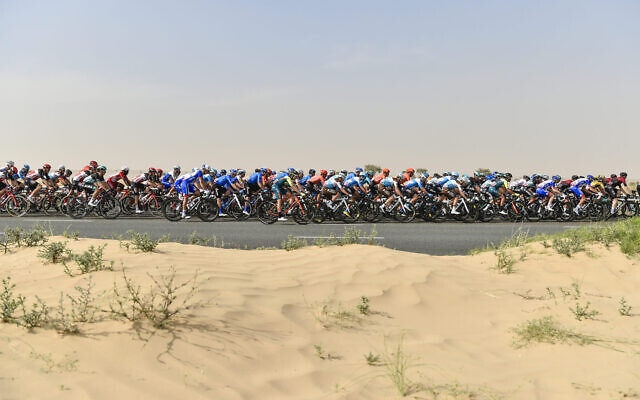 Le peloton lors de la première étape du UAE Tour, à Dubaï, le 23 février 2020. (Crédit : theuaetour.com / LaPresse / Fabio Ferrari)