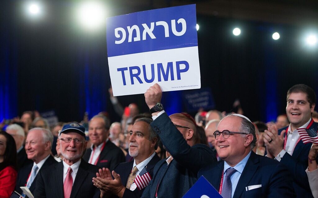 Des partisans de Donald Trump brandissent des pancartes en hébreu et en anglais alors que le président s'exprime lors de la réunion annuelle des dirigeants de la Republican Jewish Coalition à Las Vegas, le 6 avril 2019. (Saul Loeb / AFP via Getty Images/via JTA)