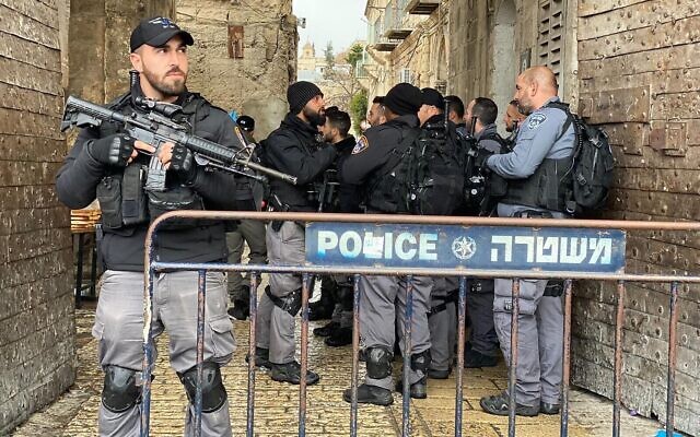 La police sur les lieux d'une tentative d'attentat à l'arme blanche dans la Vieille Ville de Jérusalem, le 22 février 2019 (Crédit : Police israélienne)