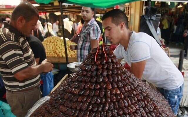 Un vendeur palestinien vend des dattes pour le Ramadan sur un marché de Jénine, le 28 juin 2014 (Crédit : AP/Mohammed Ballas)