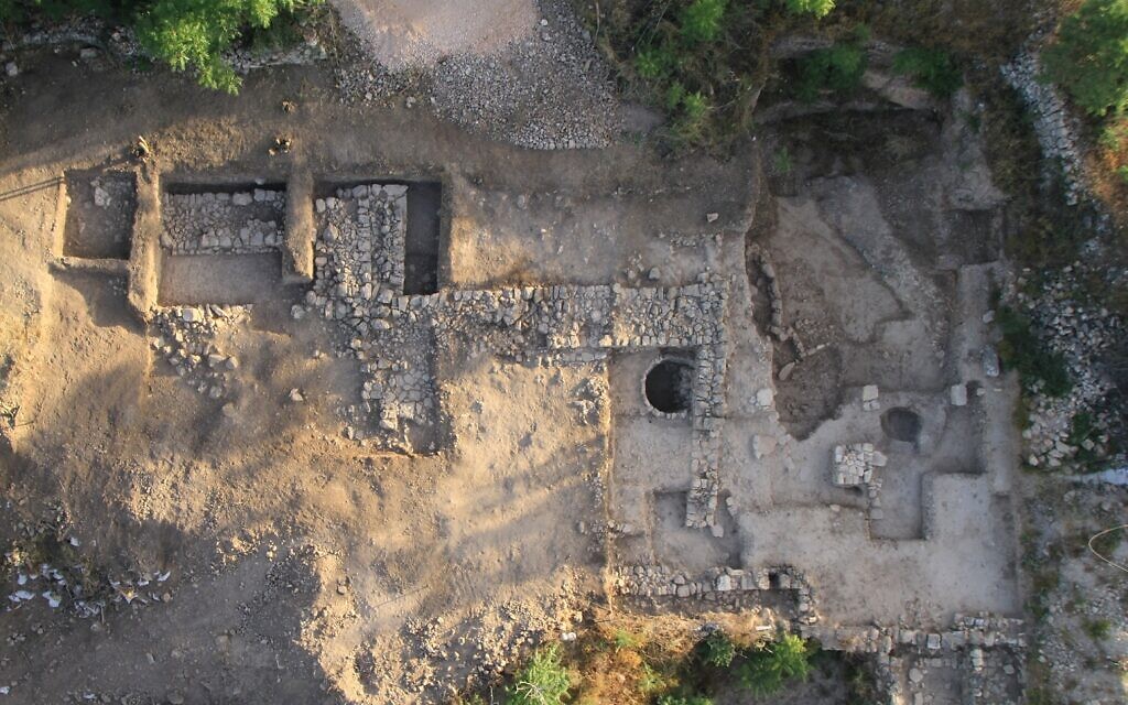 Photo aérienne du temple de Motza à la fin de la saison de fouilles 2013 (Crédit : P. Partouche, SkyView)