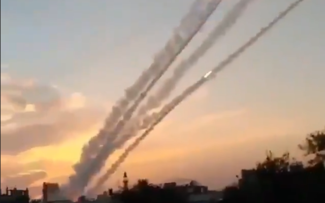 Des roquettes sont tirées depuis la bande de Gaza vers le sud d'Israël, le 23 février 2020. (Capture d'écran)