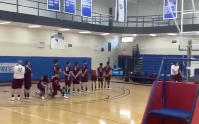 Des joueurs de volley-ball du Brooklyn College s'agenouillent pendant l'interprétation de l'hymne national israélien avant un match à la Yeshiva University. (Capture d'écran vidéo)
