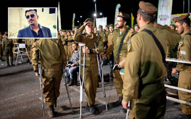 Des soldats de la brigade Golani, quelques heures après avoir été blessés lors d'une attaque à la voiture-bélier, participent à leur cérémonie d'intronisation, le 6 février 2020. En médaillon : l'assaillant présumé Sanad al-Tourman. (Armée israélienne, médias sociaux)