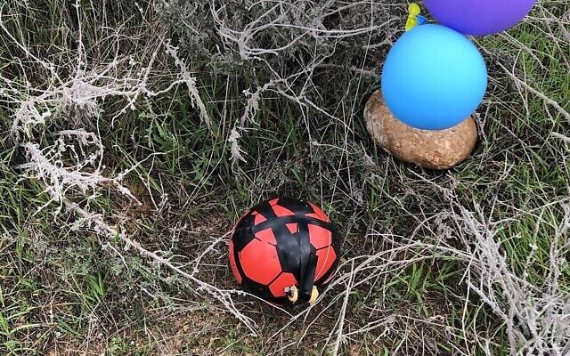 Un ballon de football bourré d'explosifs apparemment lancé depuis la bande de Gaza en utilisant des ballons à l'hélium dans un champ du conseil régional de Shaar Hanegev, le 23 janvier 2019 (Autorisation)