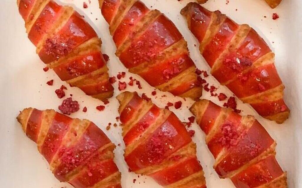 Les 'roselach' à la  Breads Bakery sont fabriqués à partir de pâte d'amandes, d'eau de rose avec des morceaux de framboise (Autorisation : Breads Bakery)