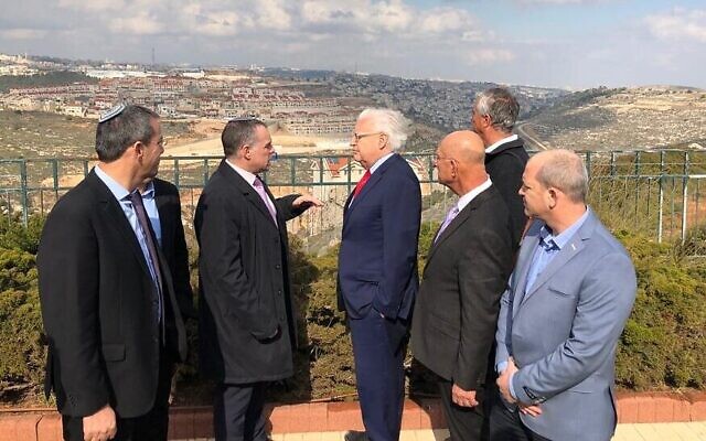 L'ambassadeur américain en Israël, David Friedman (4e en partant de la droite), visite l'implantation d'Efrat avec des dirigeants d'implantations, le 20 février 2020. (Autorisation)