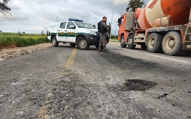 Dégâts causés par unn obus de mortier depuis la bande de Gaza sur une route du sud d'Israël, le 23 février 2020 (Crédit : Police israélienne)