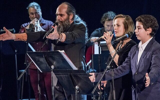 Le compositeur Psoy Korolenko, la chanteuse de jazz canadienne Sophie Milman, et les chanteurs et musiciens du projet « Yiddish Glory ». (Crédit : Vladimir Kevorkov)