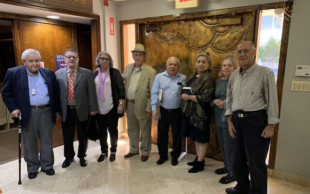 Gena Gutman, deuxième en partant de la gauche, avec d'autres Juifs cubains qui participent aux activités de la congrégation. (Josefin Dolsten/ JTA)