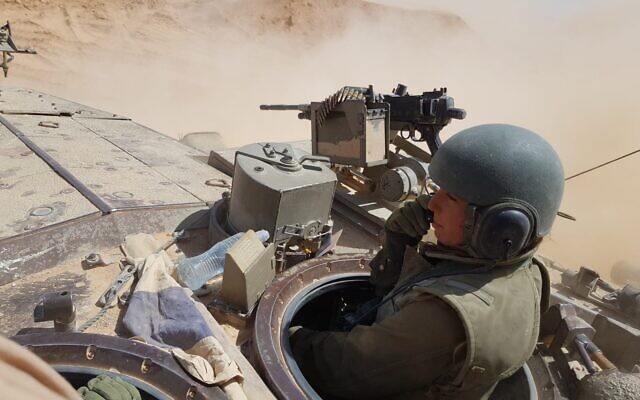 Une femme soldat conduit un tank dans le désert du Negev, dans une photo sans date. (Crédit : Armée israélienne)