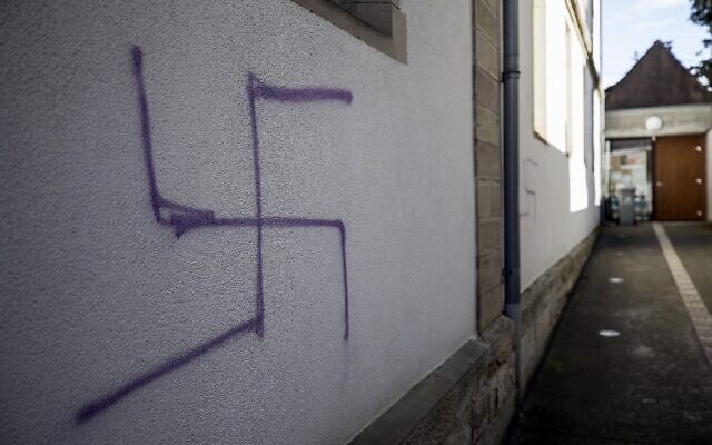 Une croix gammée sur la façade d'une ancienne synagogue à Mommenheim, dans l'est de la France, le 4 mars 2019. (Crédit : AP Photo/Jean-Francois Badias)