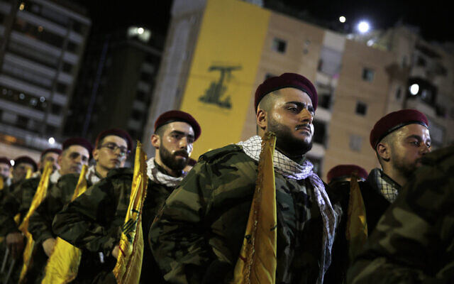 Des combattants du Hezbollah sont au garde-à-vous lors d'une manifestation pour célébrer le Jour de Jérusalem ou le Jour d'Al-Qods, dans la banlieue sud de Beyrouth au Liban, le 31 air 2019. (AP Photo/Hassan Ammar)