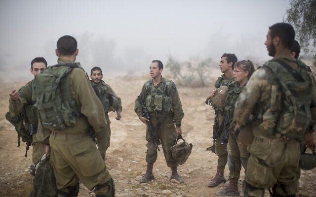 Des soldats du bataillon Bardales s'entraînent à la guerre urbaine un matin brumeux, à proximité de Nitzanim dans la zone d'Arava au sud d'Israël, le 13 juillet 2016. (Photo par Hadas Parush / Flash90