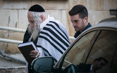 Le rabbin Eliezer Berland arrive à l'audience du tribunal de Jérusalem, le 9 février 2020. 
(Photo par Yonatan Sindel/Flash90)