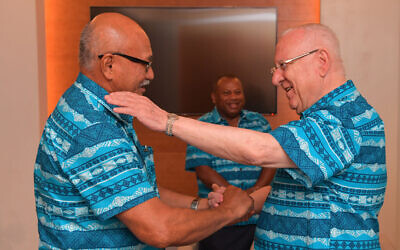 Le président Reuven Rivlin avec son homologue fidjien le président Jioji Konrote, le 20 février 2020. (Kobi Gideon / GPO)