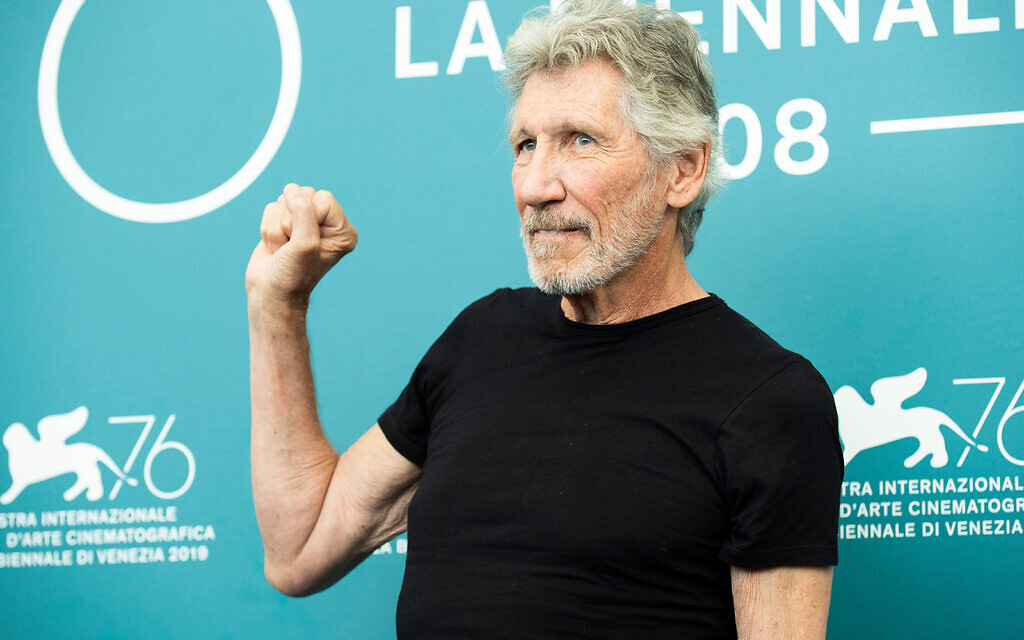 Roger Waters prend la pose pour les photographes pour le film "Roger Waters Us + Them" à la 76ème édition du Festival du Film de Venise en Italie, le 6 septembre 2019. (Arthur Mola/Invision/AP)
