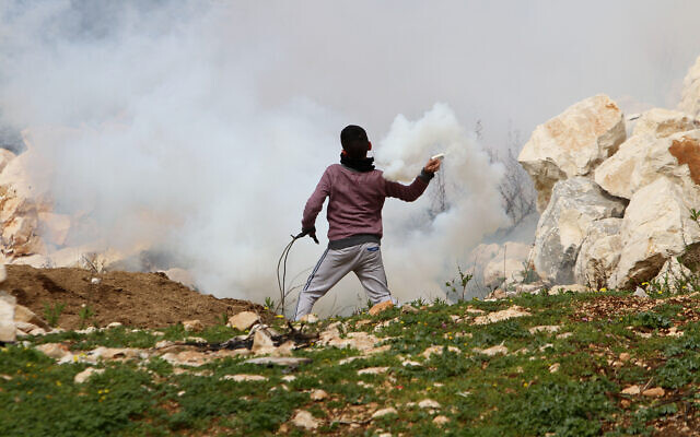 Des émeutiers palestiniens s'opposent aux forces israéliennes lors d'une manifestation dans le village de Kfar Qaddum à proximité de la ville cisjordanienne de Naplouse, le 14 février 2020. (Crédit : Nasser Ishtayeh/Flash90)