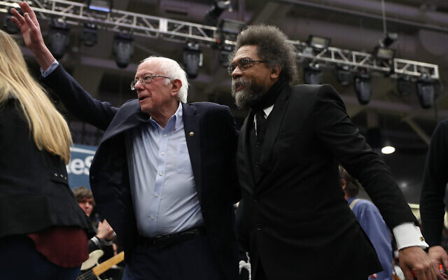 Le candidat démocrate Bernie Sanders et le militant et auteur Cornel West ensemble sur scène lors d'un meeting de campagne le 10 février 2020 à Durham, New Hampshire. (Crédit : Joe Raedle/Getty Images)